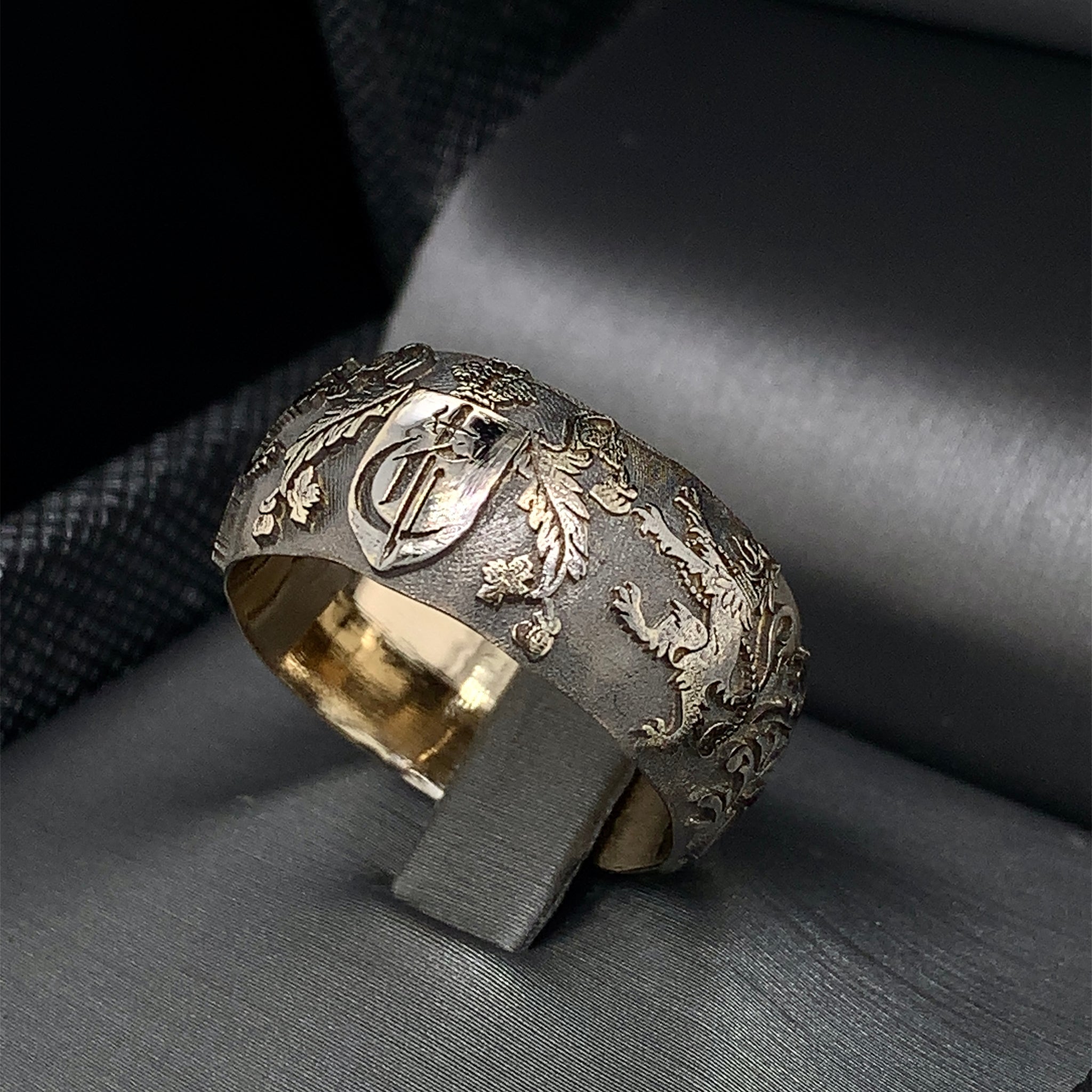 Crest Ring Gold
